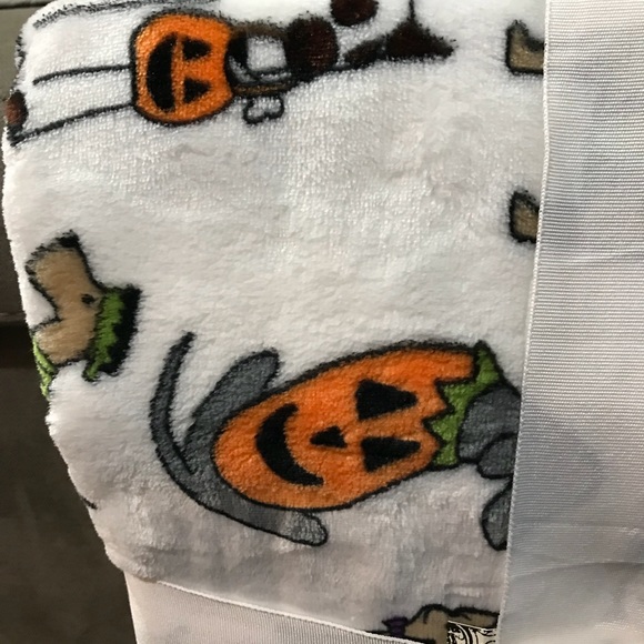 Hallow Home Halloween Dog in costume Throw - Picture 6 of 8